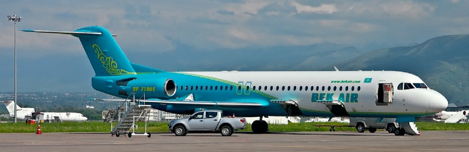 Сколько самолетов в казахстане. Fokker 100 bek Air. Самолет Казахстан. Самолет кз. Авиакомпании Казахстана самолеты.