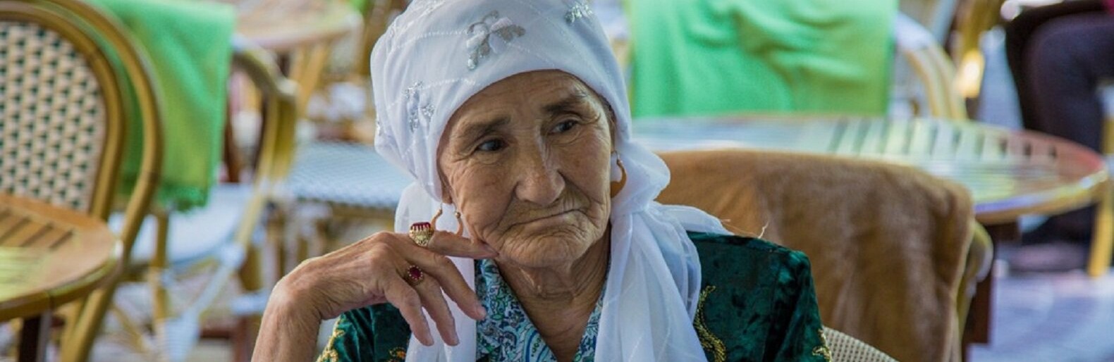 Узбекский 80. Казахская апашка. Пожилая женщина в платке. Узбекская бабушка.